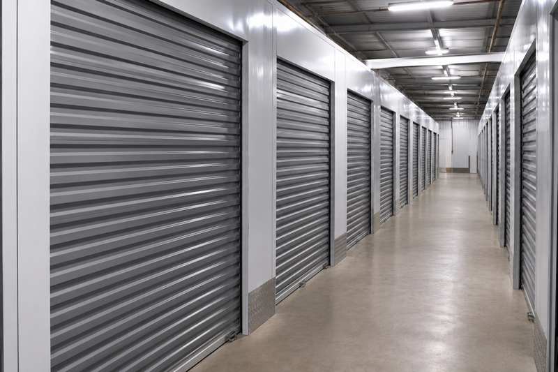 Longue rangée de portes de box de self-stockage à Toulon