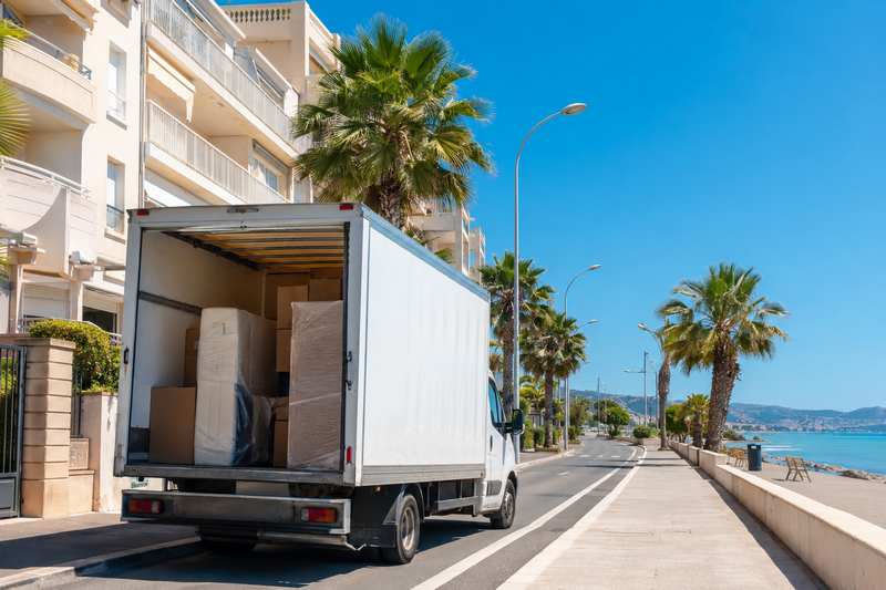 Camion de déménagement sur le front de mer de Saint-Raphaël