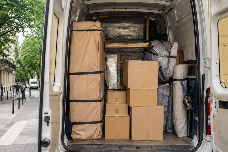 Camionnette de déménagement chargée de cartons dans le Var