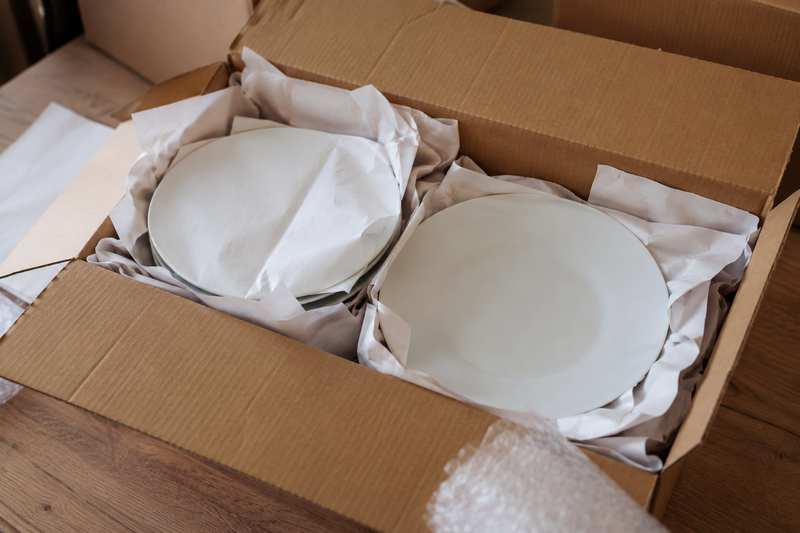 Carton d'assiettes emballées une à une pour le déménagement