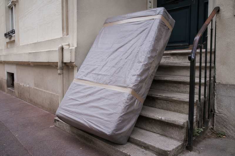 Matelas emballé descendu par un escalier extérieur à Toulon