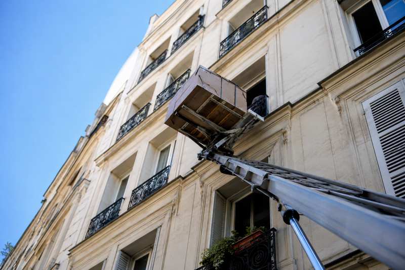 Monte-meuble le long d'une façade avec des cartons à Toulon
