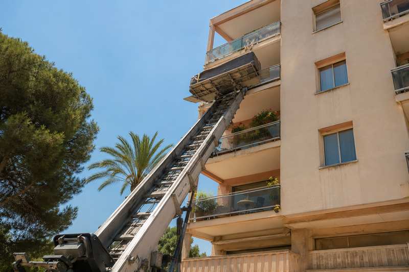 Monte-meuble sur une façade dans le Var