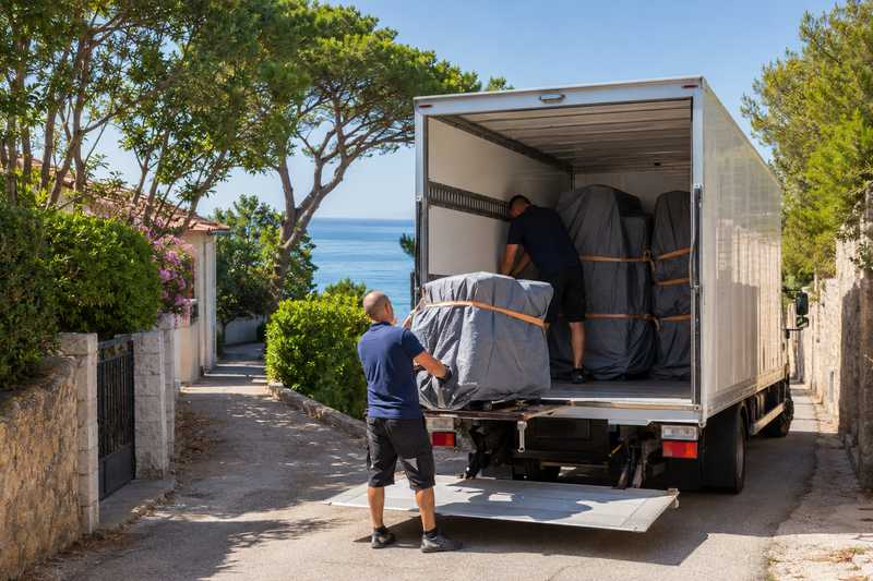 Camion de déménagement chargé dans une rue étroite de la presqu’île de Giens