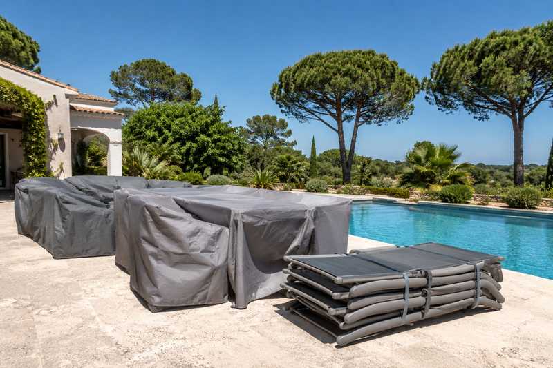 Mobilier de terrasse emballé devant la piscine d’une villa varoise